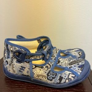 FARE- Blue Youth Shoes- Size: 27, Pre-Owned, Metal closure on side‎